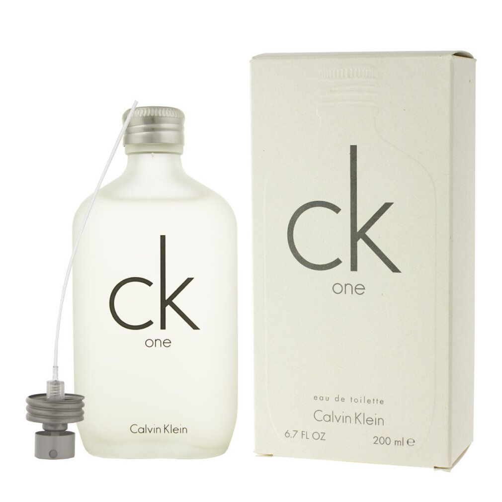 Fles en verpakking van Calvin Klein Ck One. Fles met zilveren dop, witte inhoud en grijze letters. Verpakking met logo.