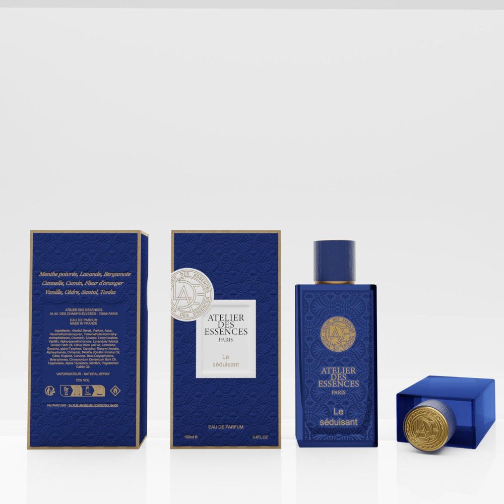 Flacon de parfum bleu, boîte et bouchon. Inscription: Atelier des Essences Paris, Le séduisant.