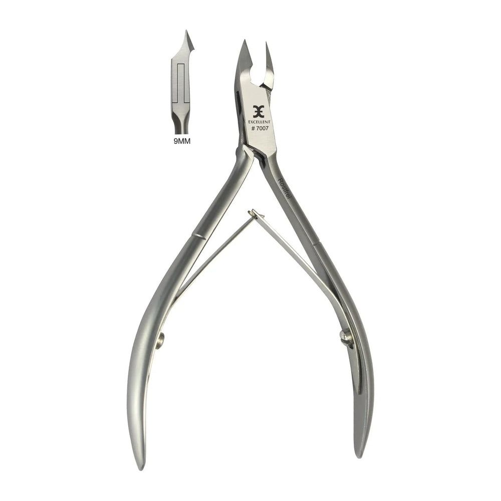 Metalen nagelriemtang. Snijvlak 9 mm, licht gebogen. Merk en modelnummer zichtbaar.