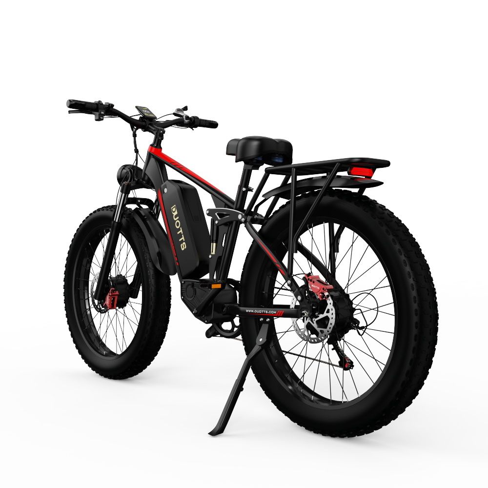 VTT électrique noir avec accents rouges. Gros pneus, porte-bagages, logo DUOTTS.