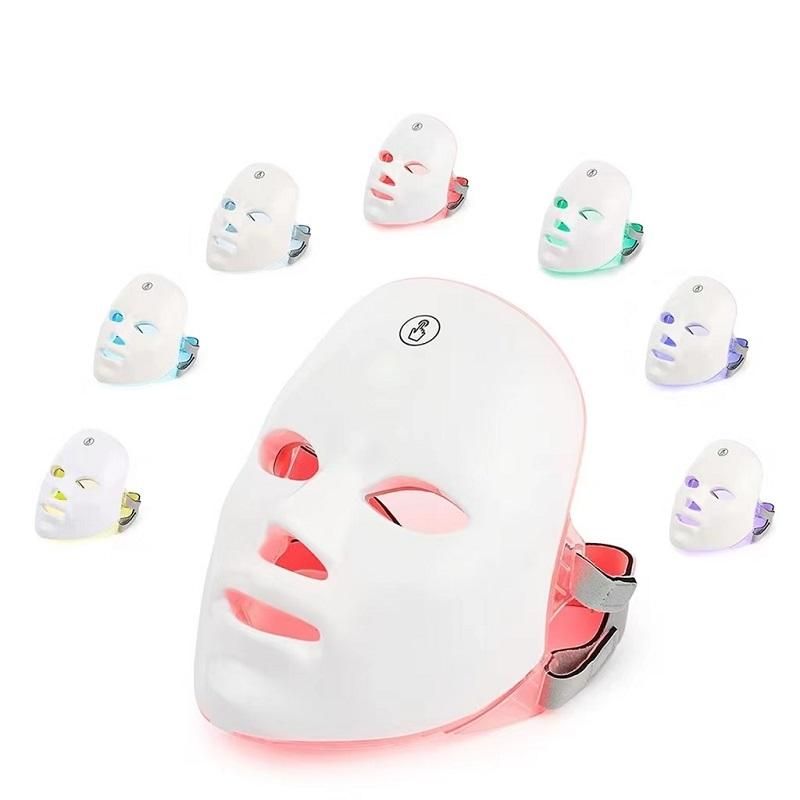Masque facial blanc avec lumières LED. Plusieurs masques disposés autour d'un masque central.