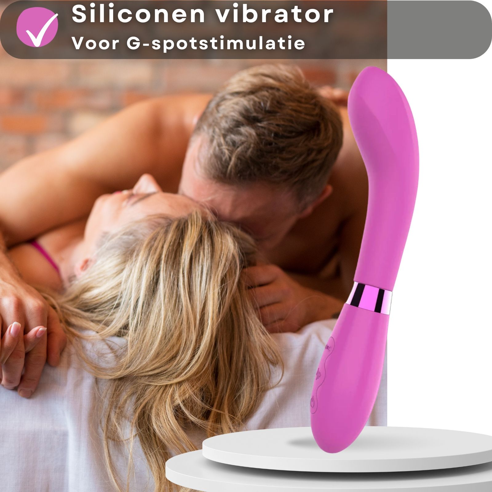 Vibrateur rose. Texte: Vibrateur en silicone, pour la stimulation du point G. Couple en arrière-plan. Sur socle.