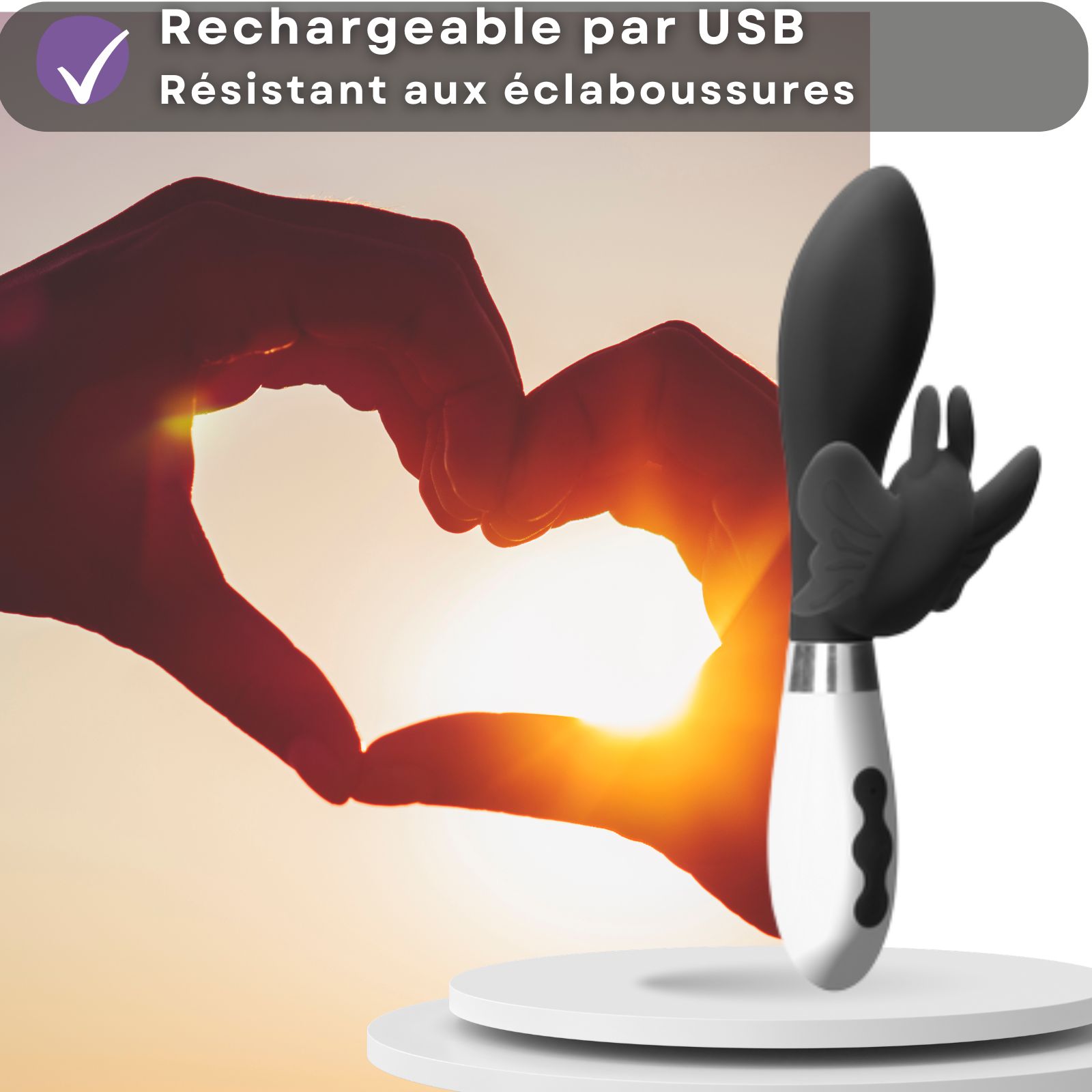 Vibromasseur noir, oreilles de lapin, manche blanc. Longueur 21 cm, diamètre 3,5 cm. Main tenant le produit.