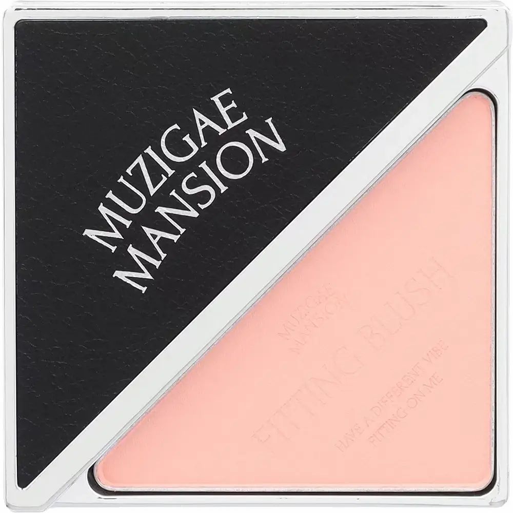 Blush in vierkante doos. Zwart deksel met MUZIGAE MANSION-opschrift. Roze blushpoeder in driehoekige vorm.