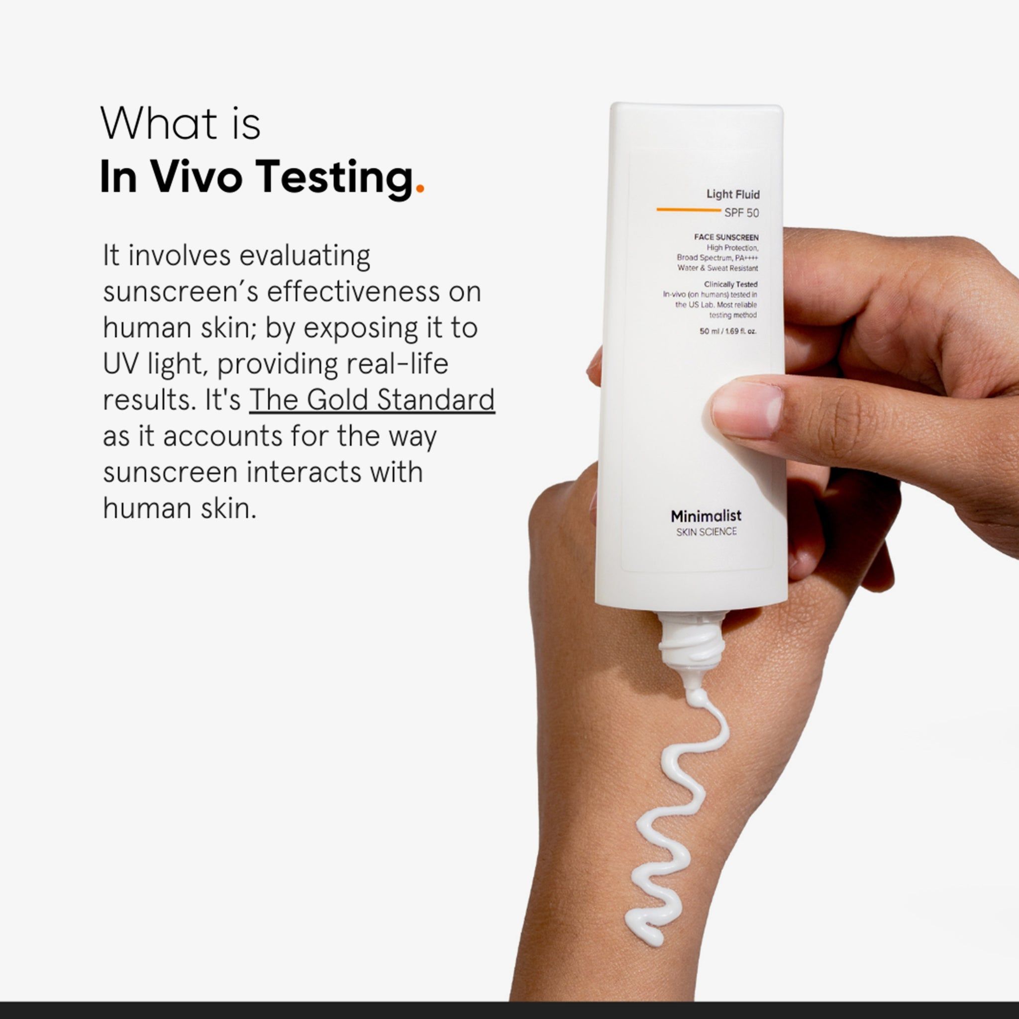 Persoon houdt tube vast waar zonnebrandcrème uitkomt. Tekst: Light Fluid SPF 50. Merk: Minimalist.