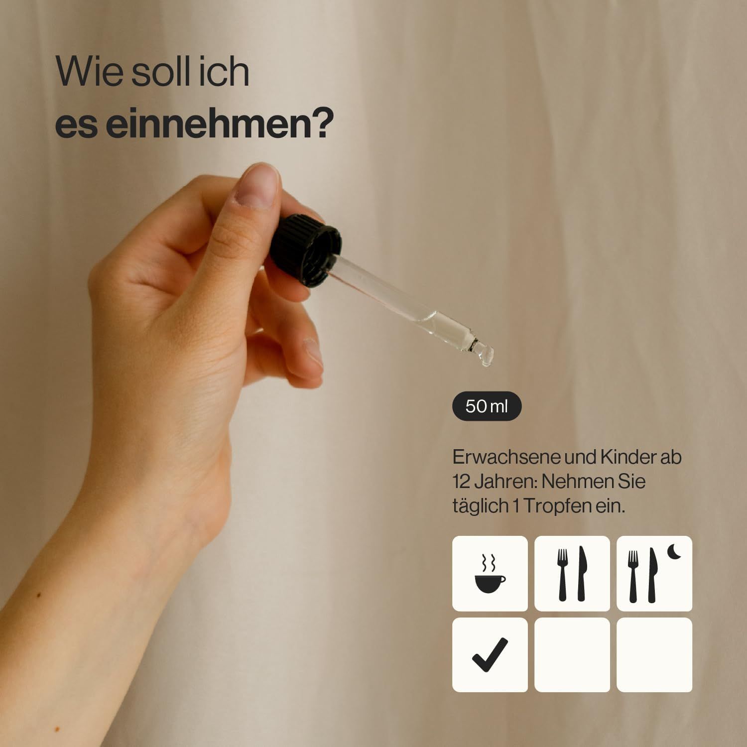 Hand toont druppelaar met Zenement Vitamine D3 + K2 Druppels. 50ml. Inname voor volwassenen en kinderen vanaf 12 jaar.