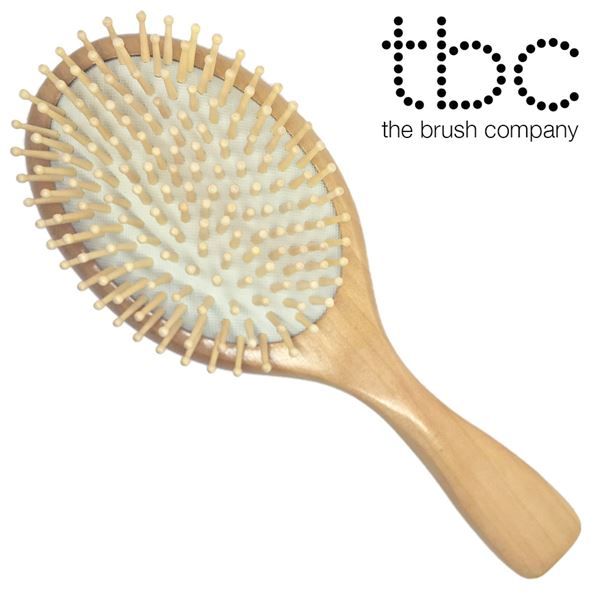 Brosse en bois ovale avec de nombreuses dents en bois. Manche ergonomique en bois.