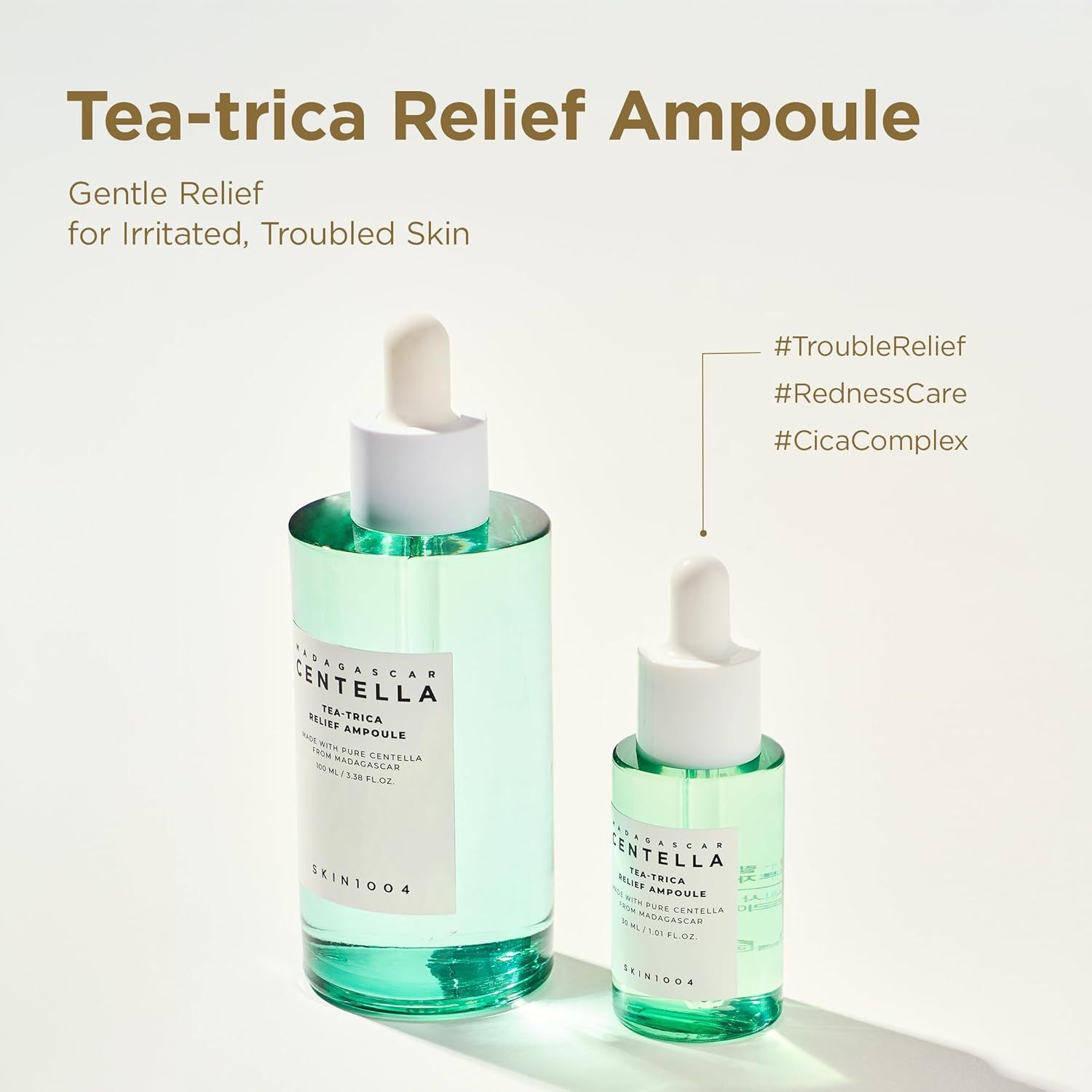 Twee ampullen met pipetten, een grote en een kleine. Tekst: Tea-trica Relief Ampoule. SKIN1004. Achtergrond: licht.