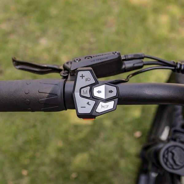 Guidon de vélo avec commandes. Boutons de fonctions, flèches, klaxon. Boîtier noir.