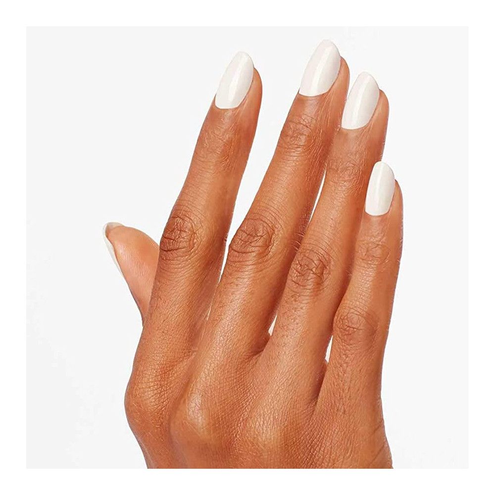 Hand met wit gelakte nagels. De nagels zijn ovaal van vorm.