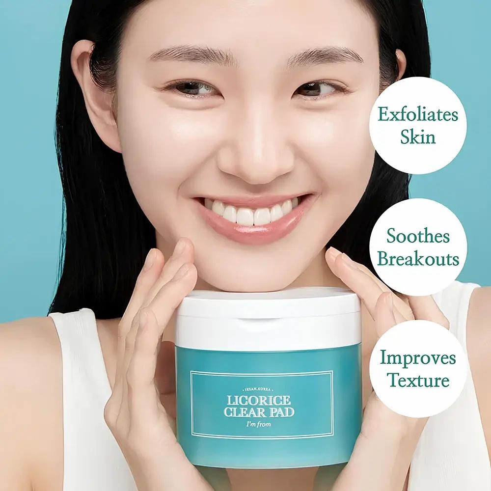Vrouw houdt een pot met de tekst LICORICE CLEAR PAD, I'm from. Tekst: Exfolieert huid, Verzacht puistjes, Verbetert textuur.
