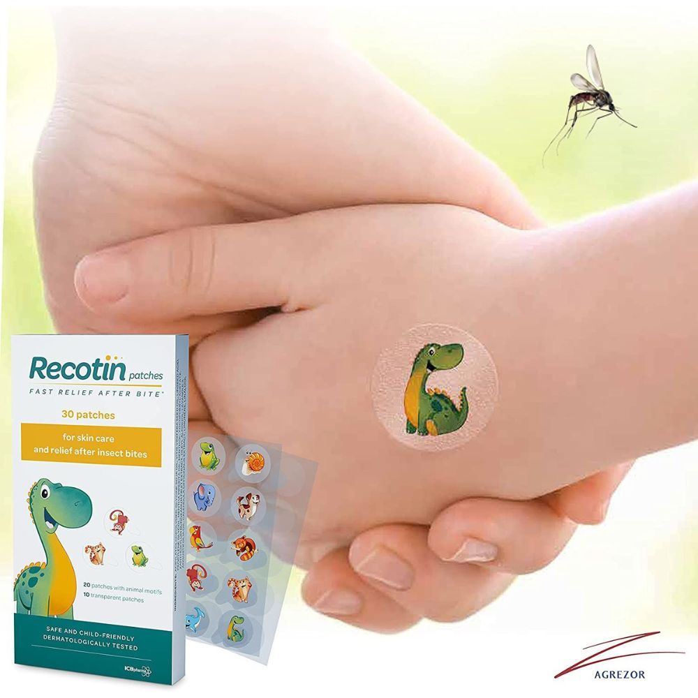 Kind met pleister op hand. Naast hand een verpakking Recotin pleisters. Op hand een pleister met dinosaurusmotief.