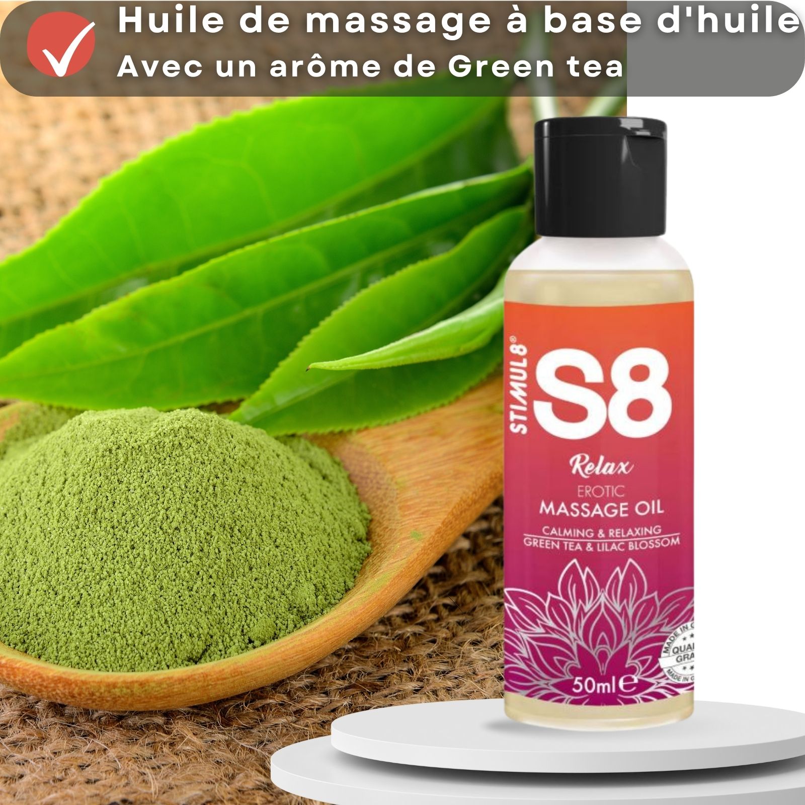 Flacon d'huile de massage S8 Relax, à côté de feuilles de thé vert et poudre. 50 ml.