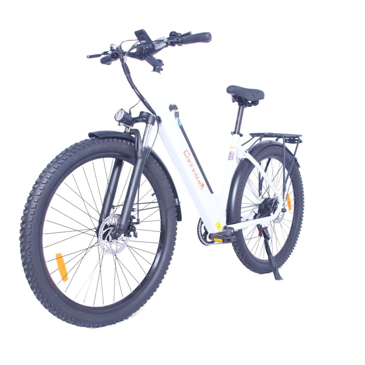 Witte elektrische fiets met zwarte banden, koplamp en Cheevalry-logo op het frame.