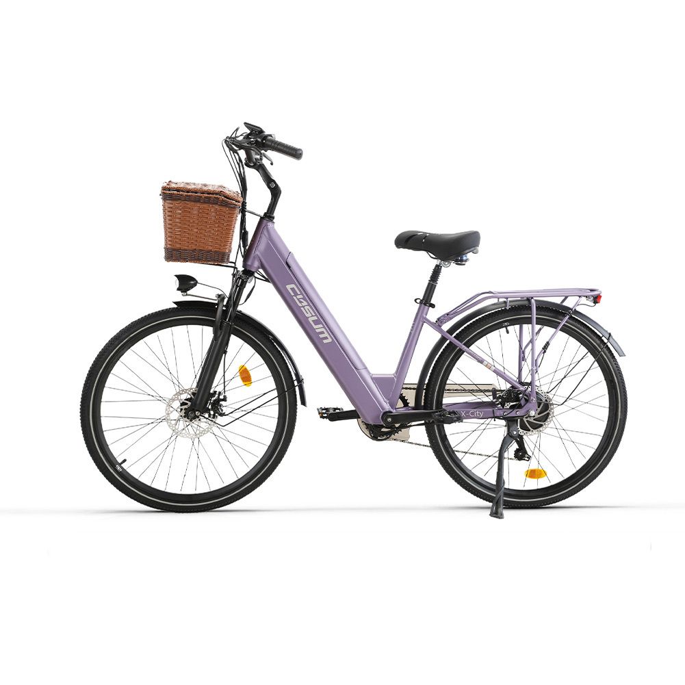Vélo électrique violet avec panier. Pneus, selle et guidon noirs. Marque CYSUM.