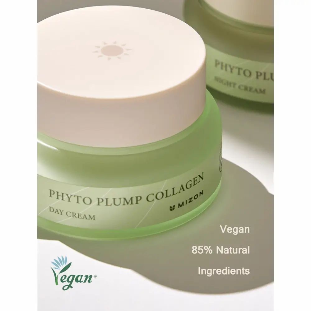 Pot de crème vert avec couvercle beige. Texte : Phyto Plump Collagen Day Cream. Vegan, 85% ingrédients naturels.
