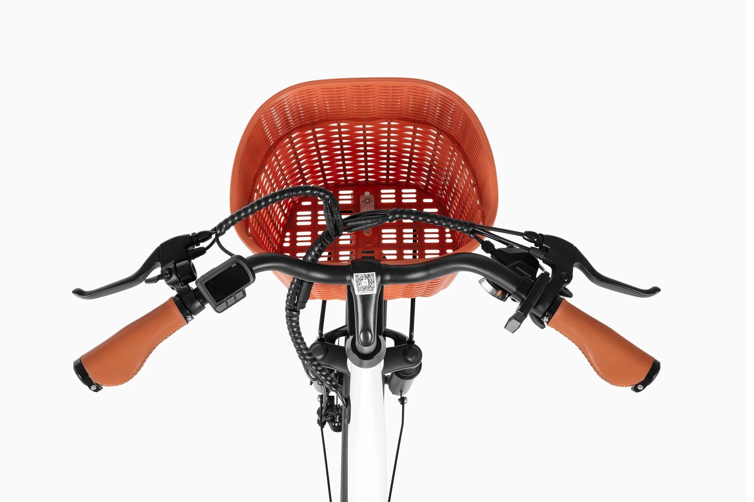 Vue de dessus du guidon, du panier et des leviers de frein d'un vélo électrique blanc. Poignées marron.