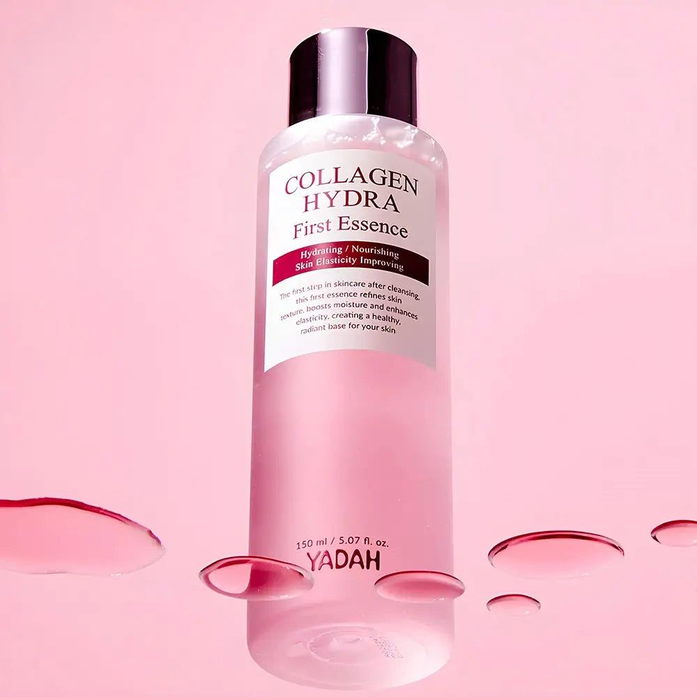 Fles YADAH Collagen Hydra First Essence, 150 ml. Heldere vloeistof met roze tint.