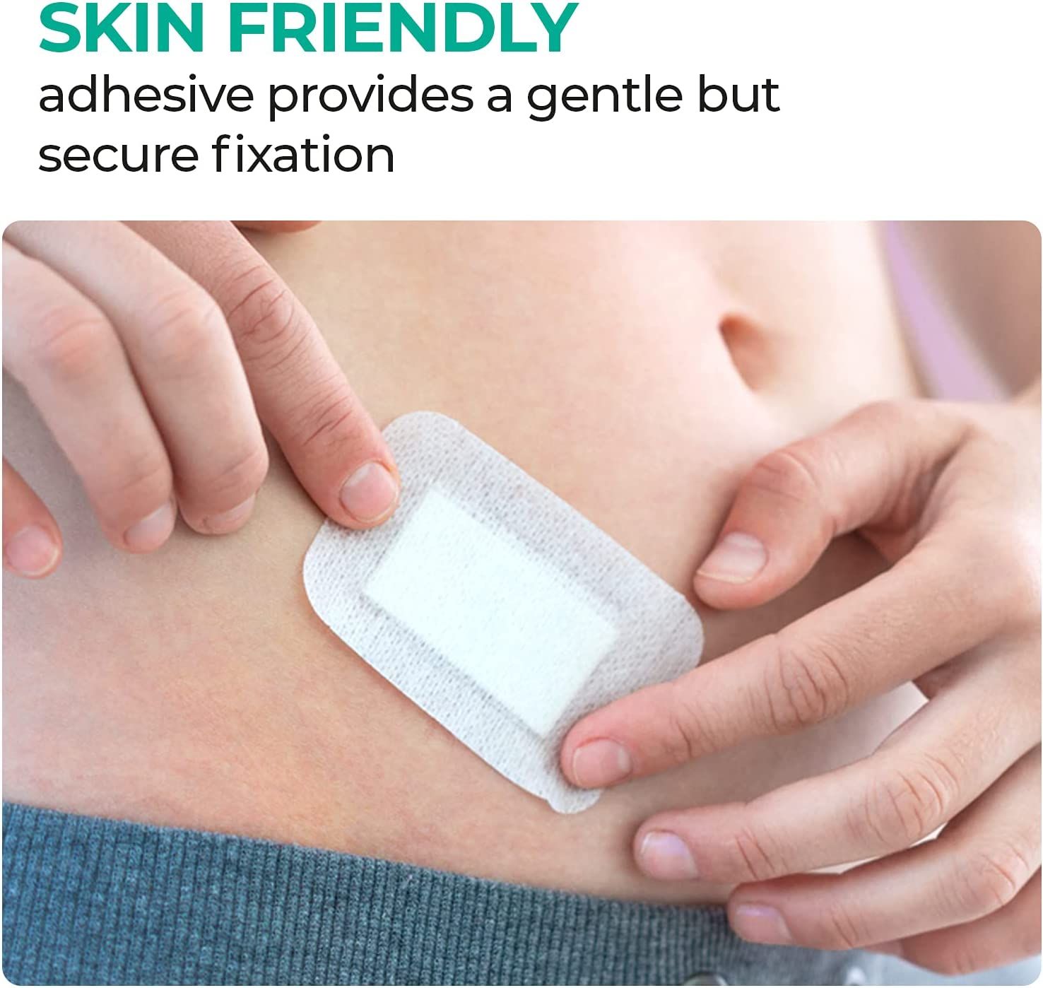 Personne appliquant un pansement sur un ventre. Texte : SKIN FRIENDLY. Fixation douce et sûre.