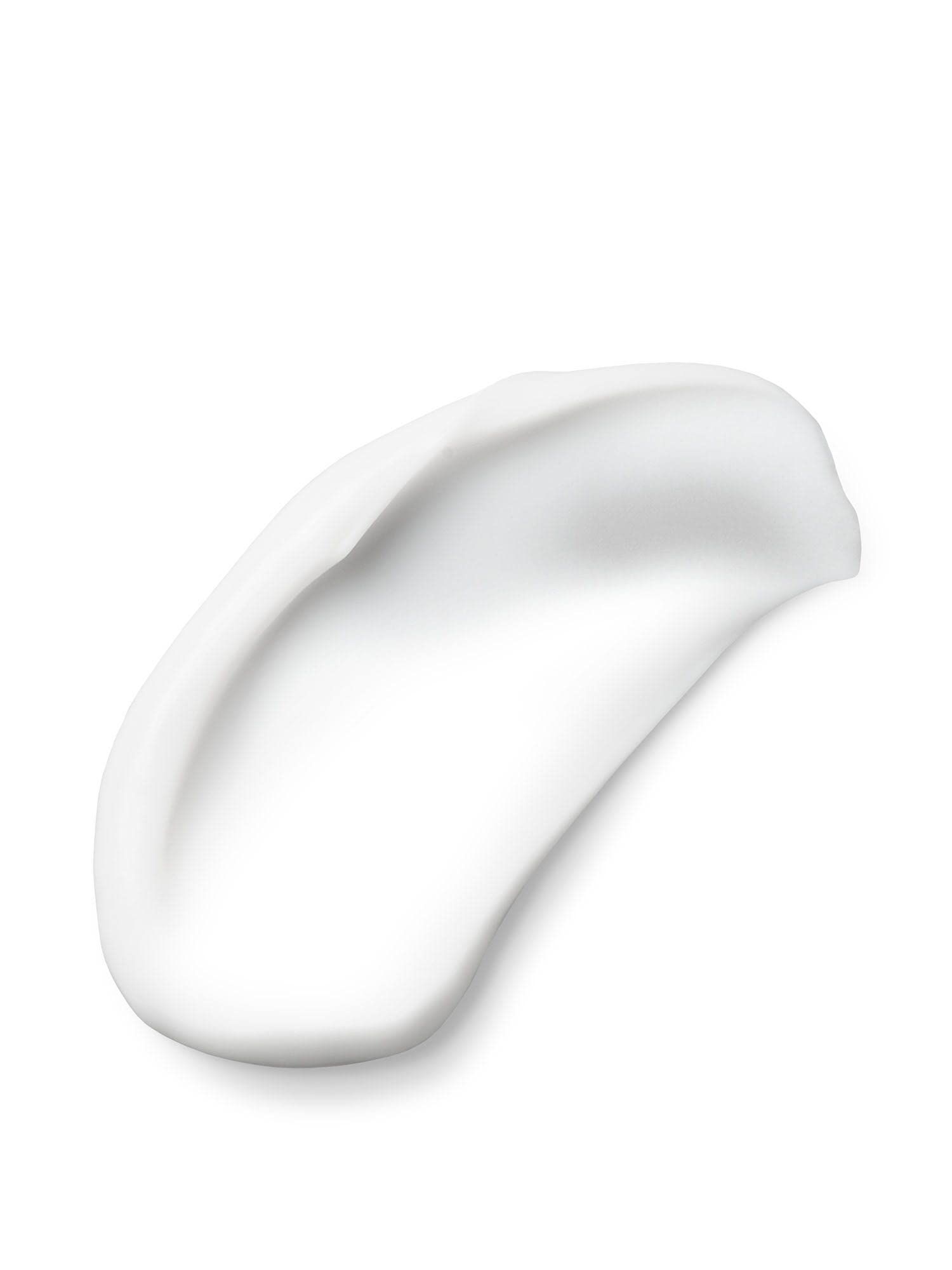 Une traînée de crème blanche sur fond blanc.