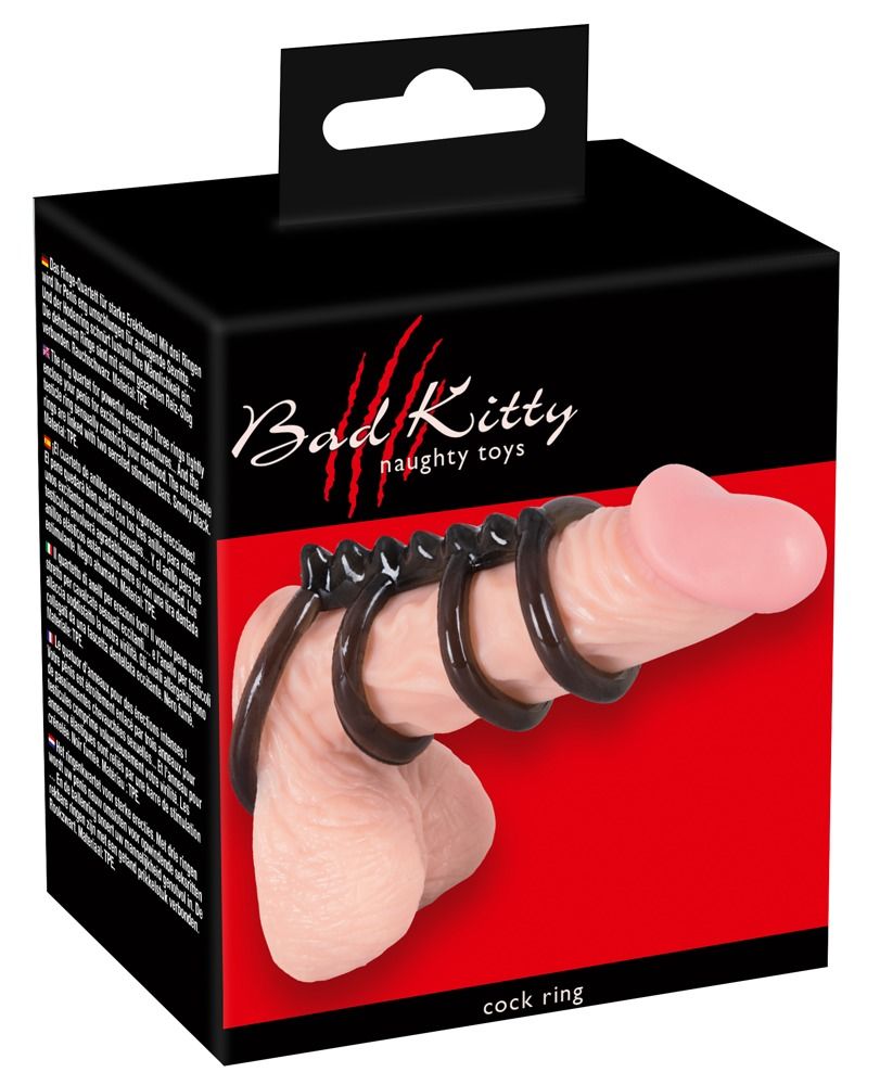 Zwarte verpakking met productafbeelding. Opschrift "Bad Kitty". Product: Cockring-set met ballenring. Penismodel met cockring.