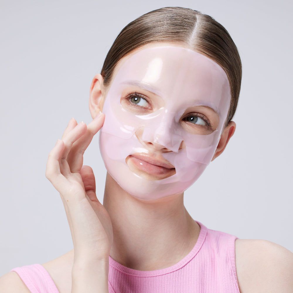 Femme portant le masque hydrogel Peptide Collagen Lifting Glow.