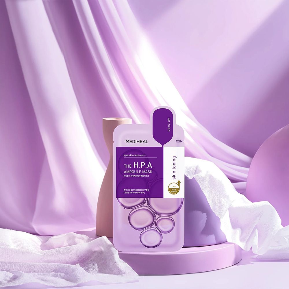Emballage MEDIHEAL H.P.A Glowing Ampoule Mask. Sachet violet devant tissu et vase. Texte: Skin Toning, Hydra Peel Activator.