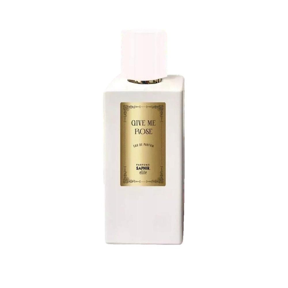 Witte fles met gouden etiket. Opschrift: GIVE ME ROSE, Eau de Parfum, SAPHIR Elite. Rechthoekige vorm met witte dop.
