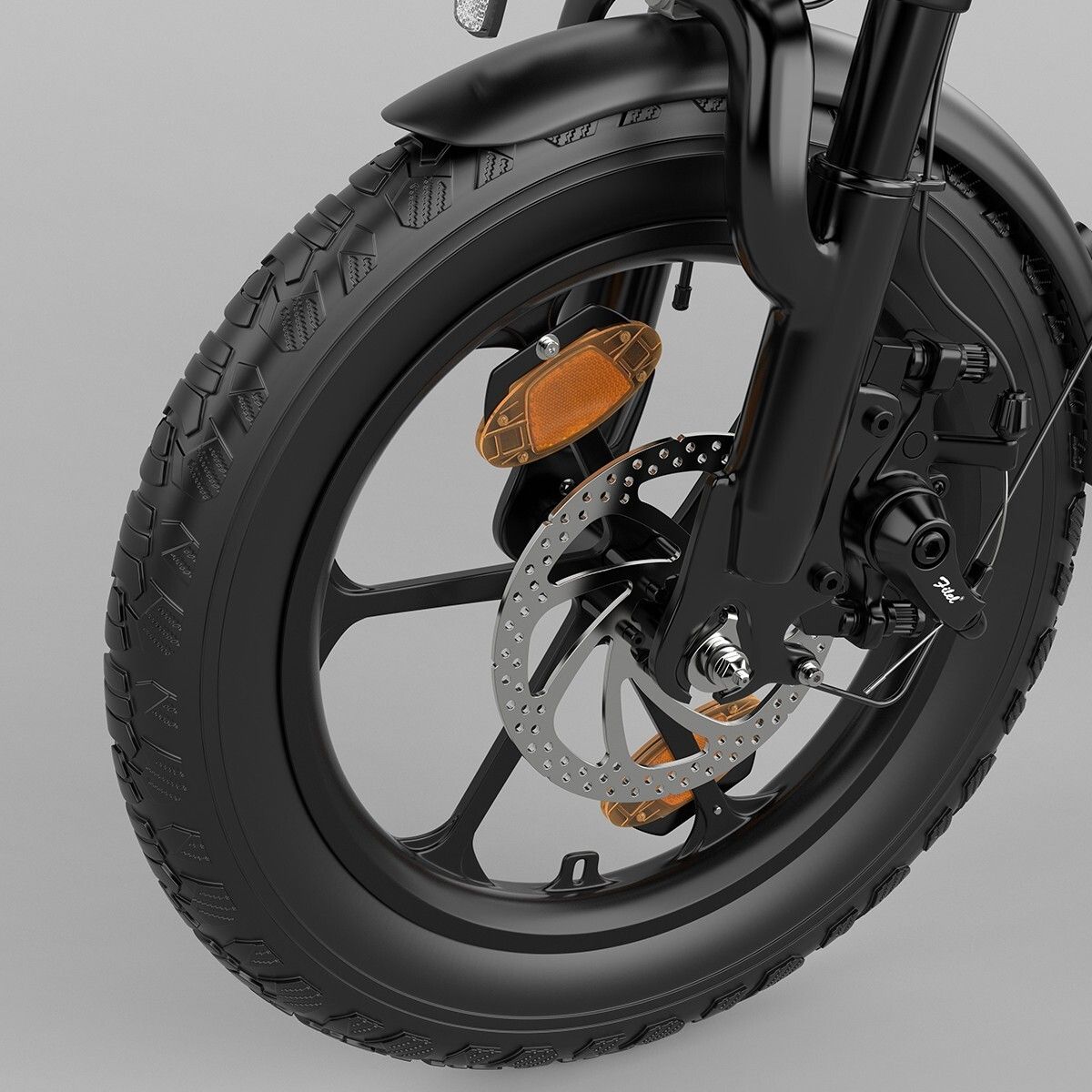 Roue avant d'un vélo électrique. Pneu noir, disque de frein et garde-boue.