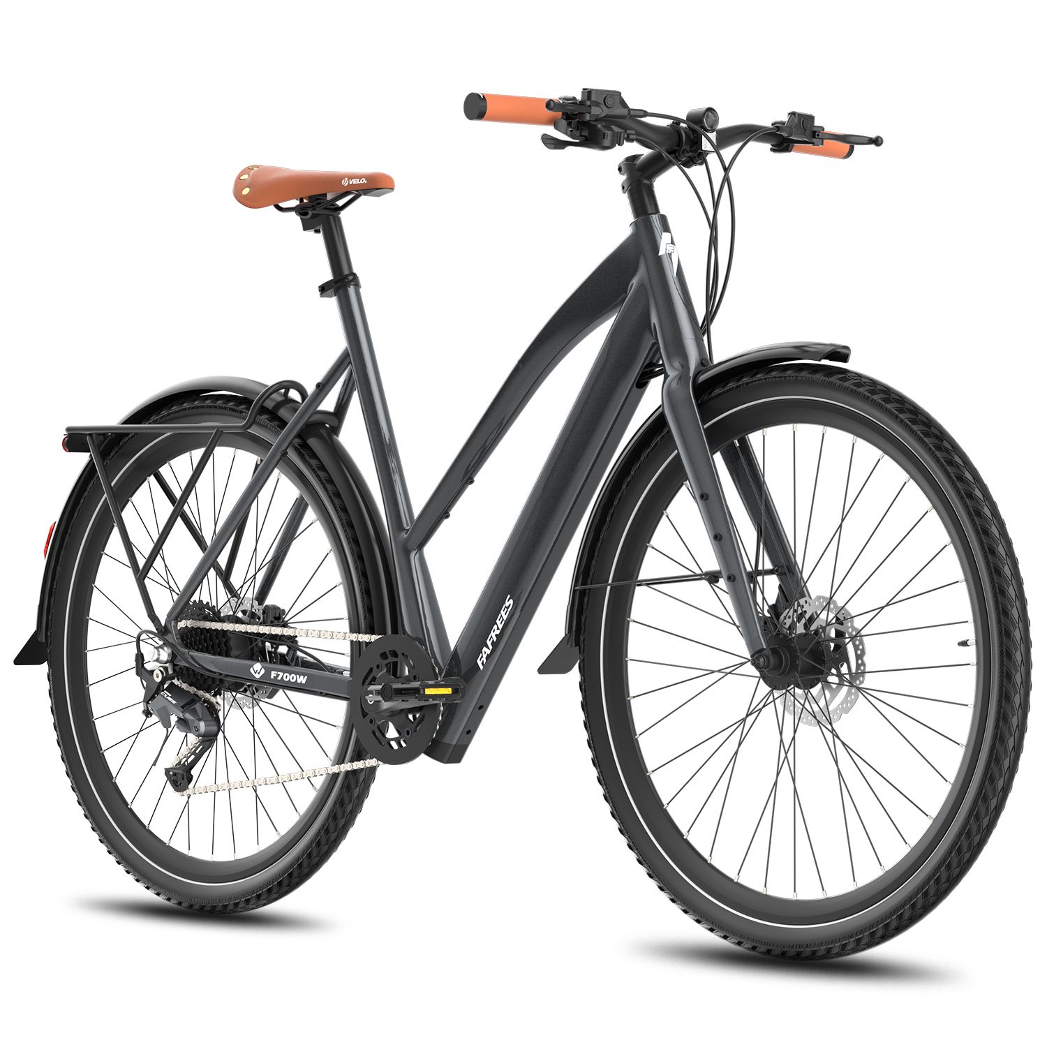 Vélo électrique gris foncé avec selle marron et poignées orange. Pneus noirs et garde-boue. Vue latérale.