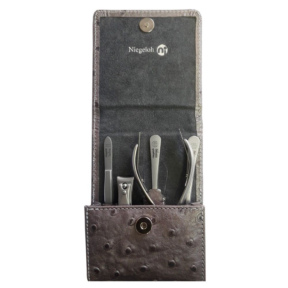 Grijs manicure set in etui met struisvogel lederlook. Bevat diverse zilverkleurige tools. Merk Niegeloh.