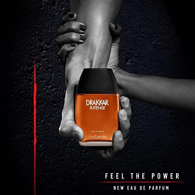 Guy Laroche Drakkar Intense Eau de Parfum fles in handen, met tekst 'FEEL THE POWER'.