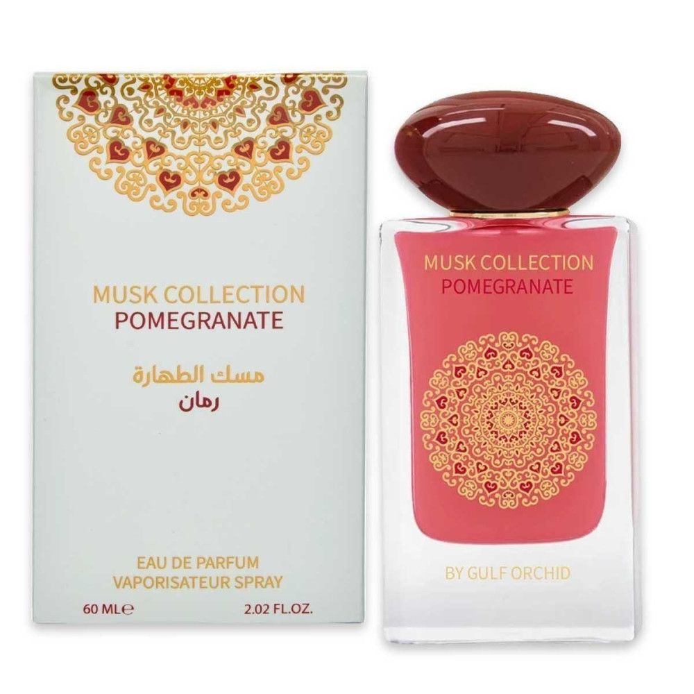 Flacon de parfum et emballage. Flacon avec contenu et bouchon rouges. Emballage avec texte 'Musk Collection Pomegranate'.