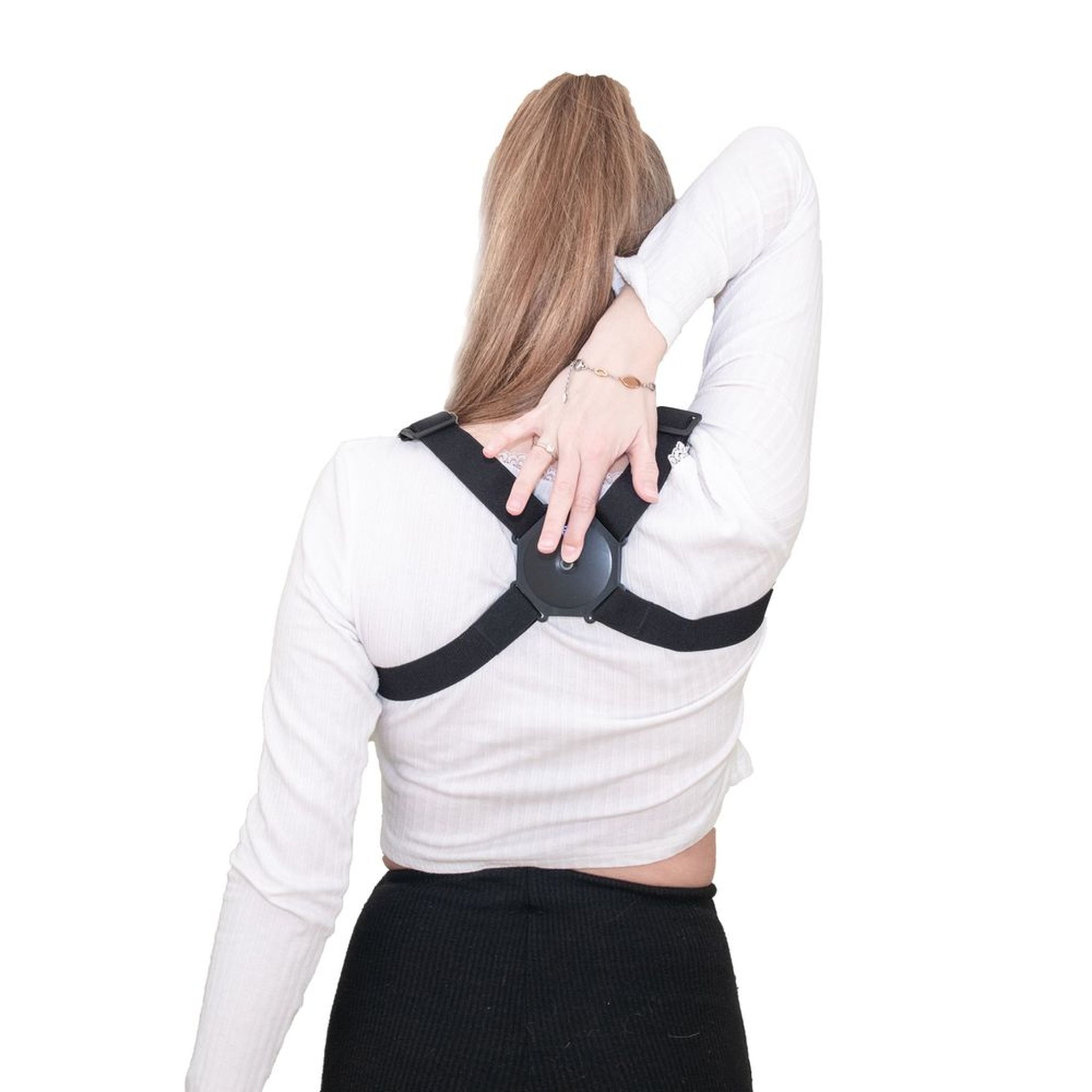 Personne portant un correcteur de posture noir. Vue arrière. Sangles sur les épaules et le dos.