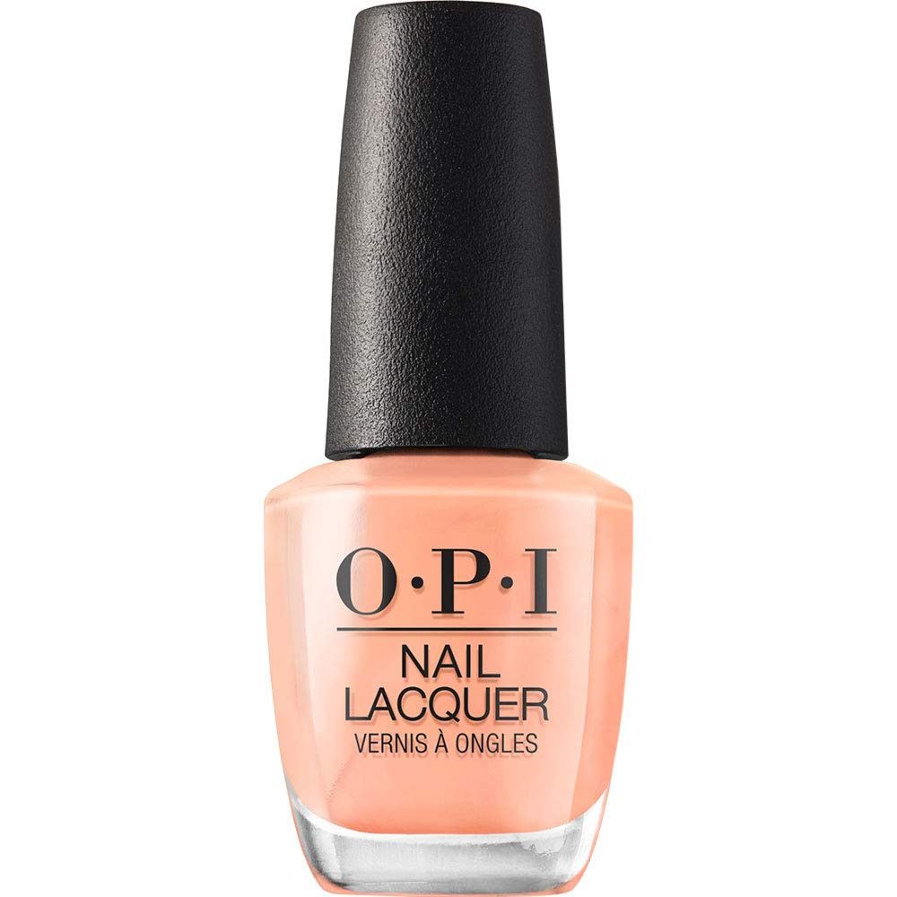 OPI nagellakflesje. Perzik kleurige lak, zwarte dop. Productnaam en merk zichtbaar.