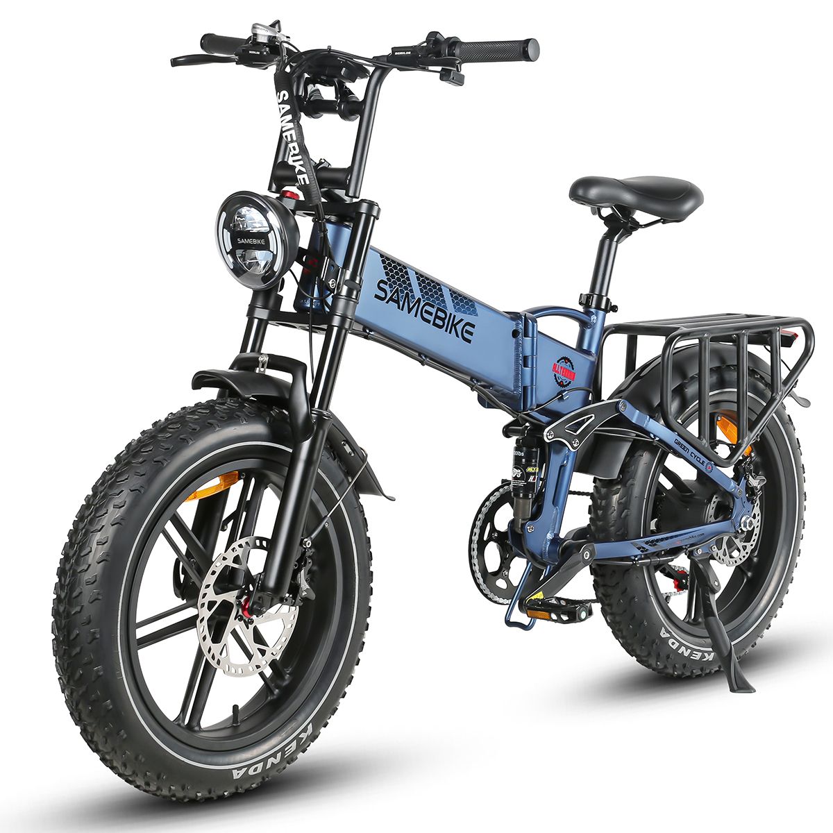 Blauwe SAMEBIKE RS-A02 elektrische mountainbike. Zwarte banden, bagagerek, spatborden. Kenda-banden. Vooraanzicht.