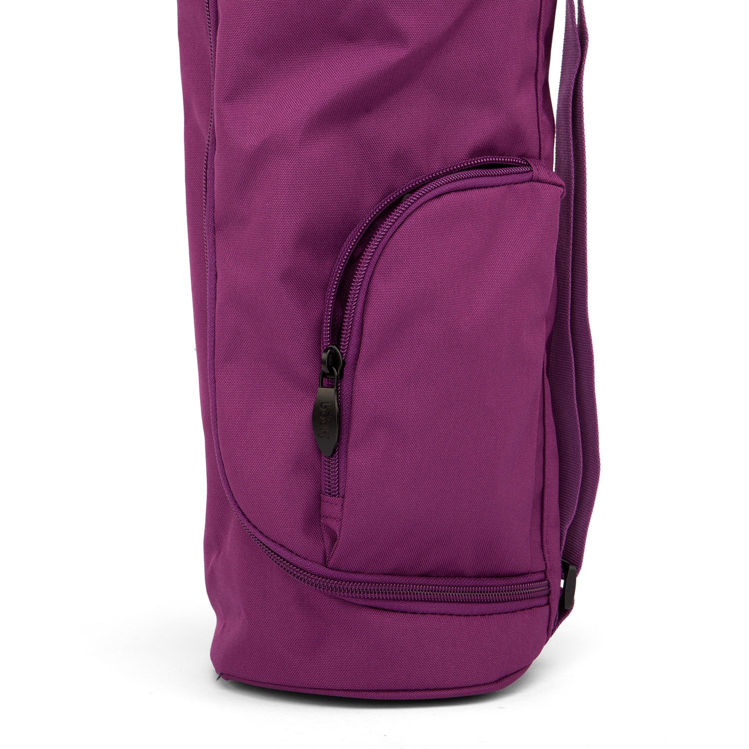 Gros plan sur le sac aubergine. Poche zippée, polyester/polyamide.