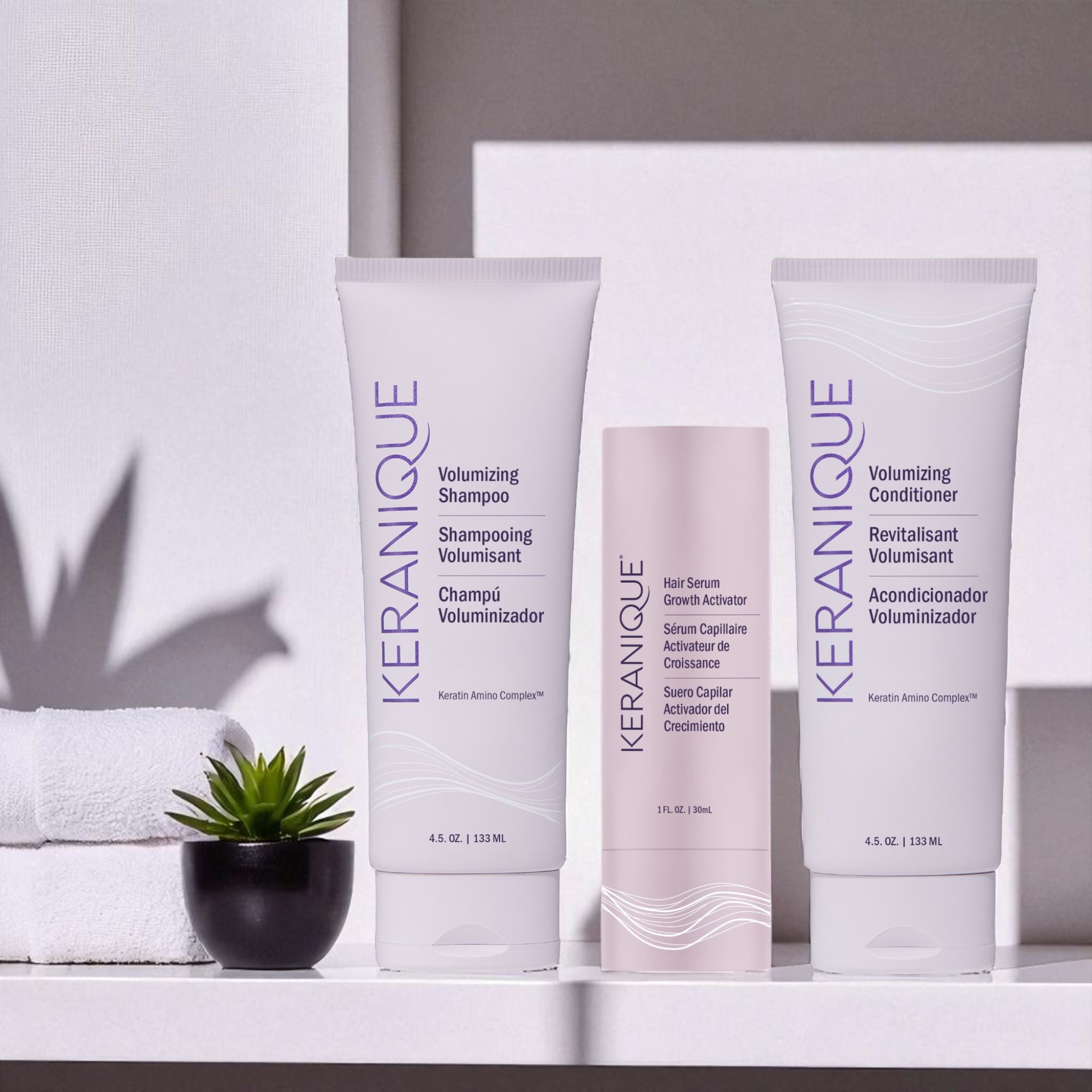 Produits Keranique: shampooing, sérum et revitalisant. Placé sur une étagère.