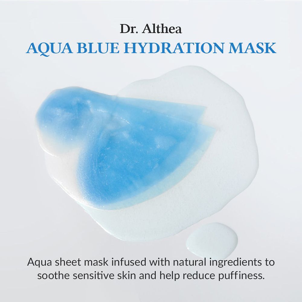 Blauw sheetmasker met serumdruppels op een witte achtergrond.