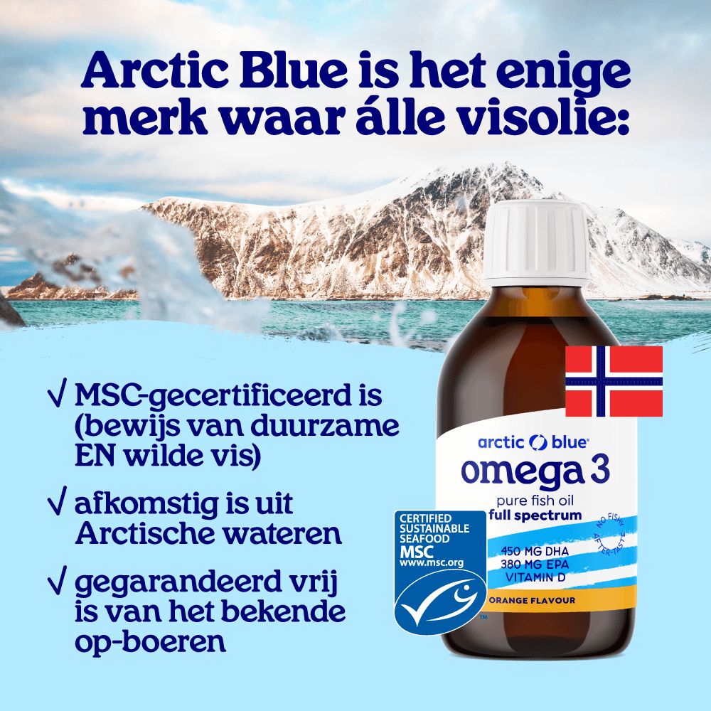 Handen schenken omega-3 visolie in een kom met yoghurt, bessen en noten.