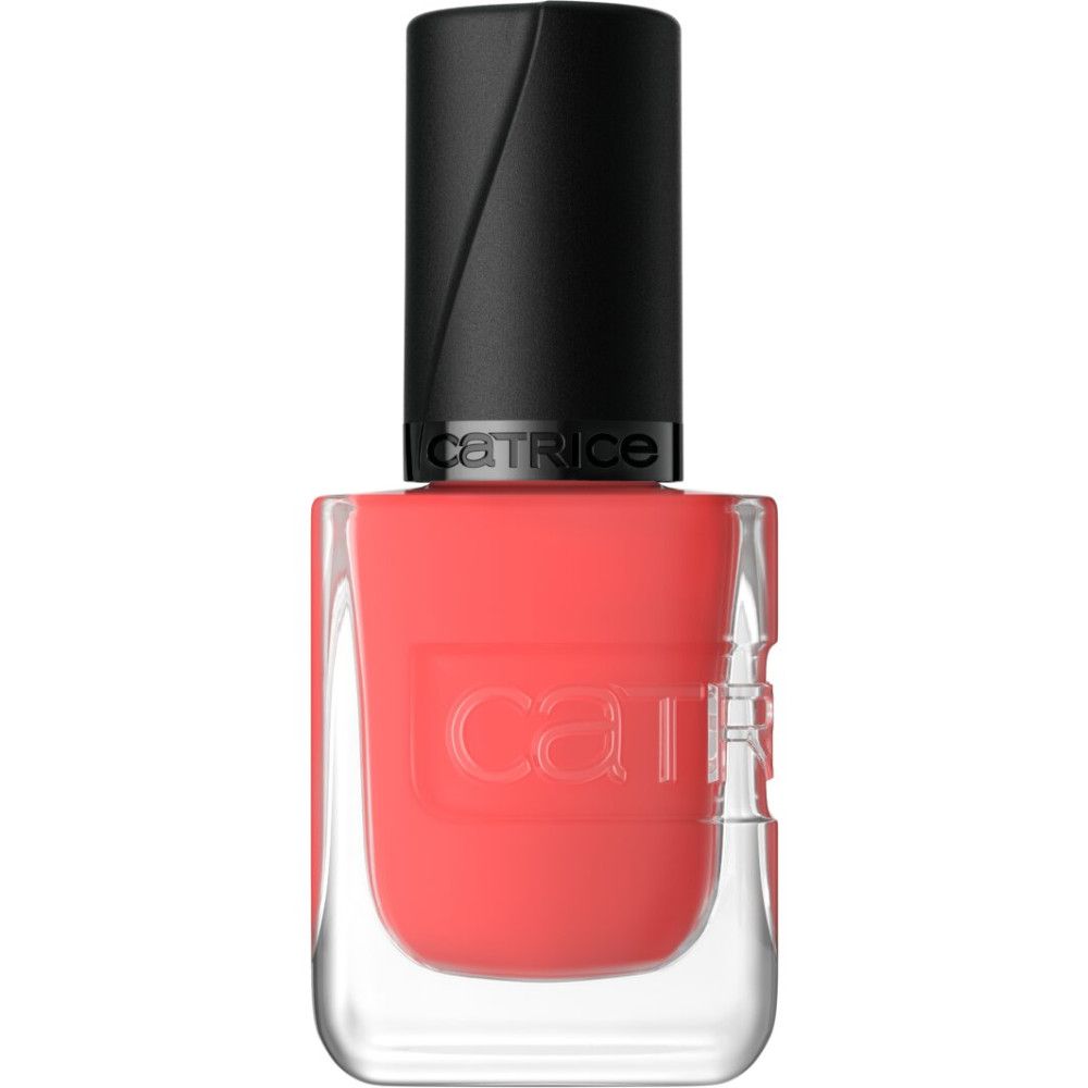 Transparante glazen fles met zwarte dop, gevuld met koraalkleurige nagellak. "CATRICE" op de dop en "catrice" op het glas.