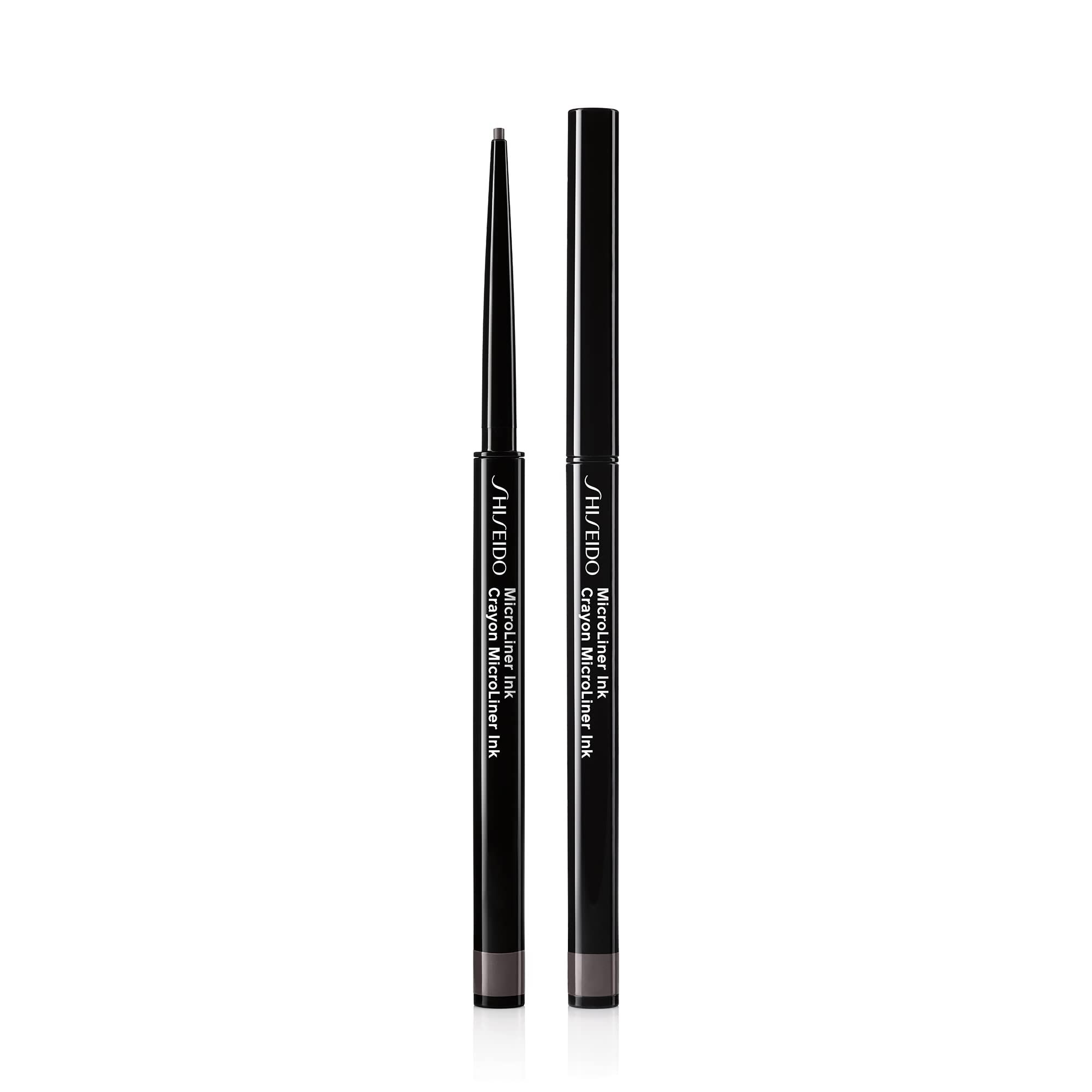 Deux stylos Shiseido Eye Microliner Ink noirs. L'un est ouvert, l'autre fermé. Inscription : Microliner Ink.