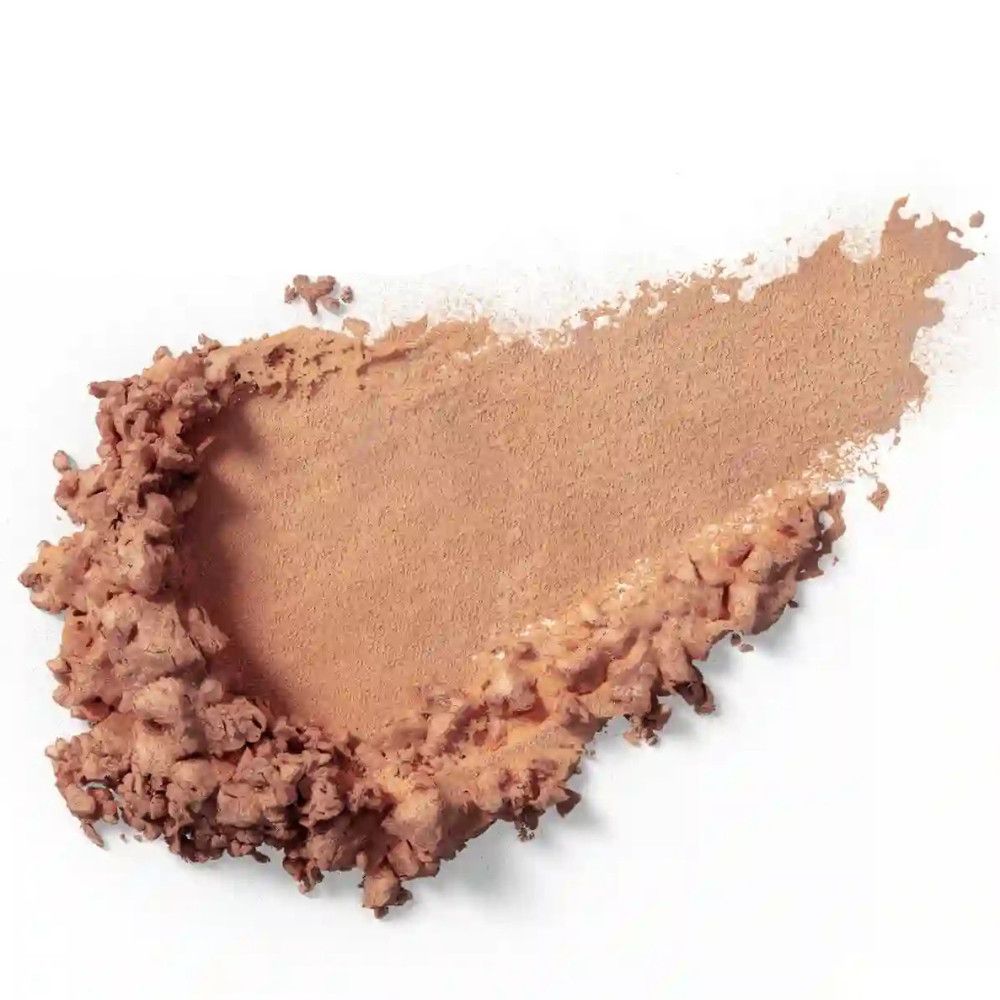 Lichtbruine oogschaduwveeg op witte achtergrond. De textuur is poederachtig en licht ongelijkmatig.