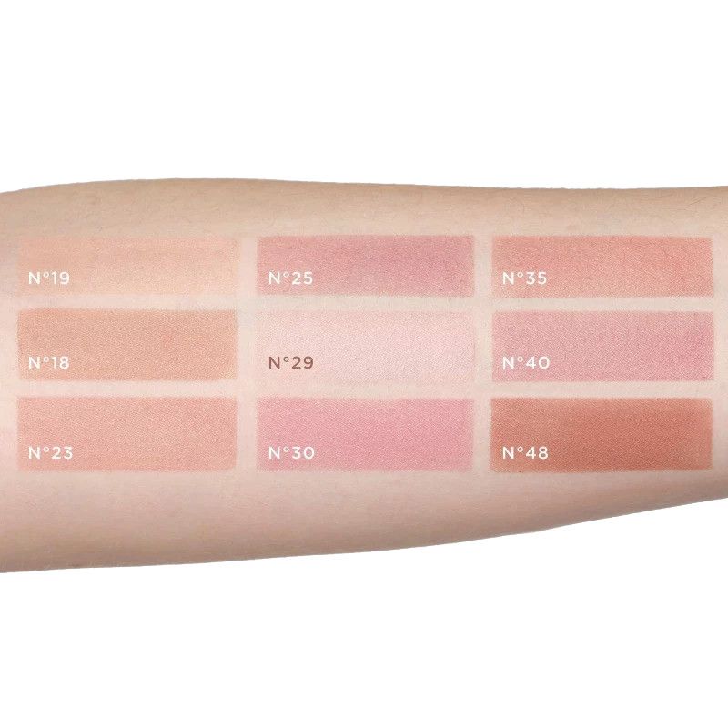 Tonalités de peau : Plusieurs échantillons de maquillage liquide sur un bras, numérotés de 19 à 48.