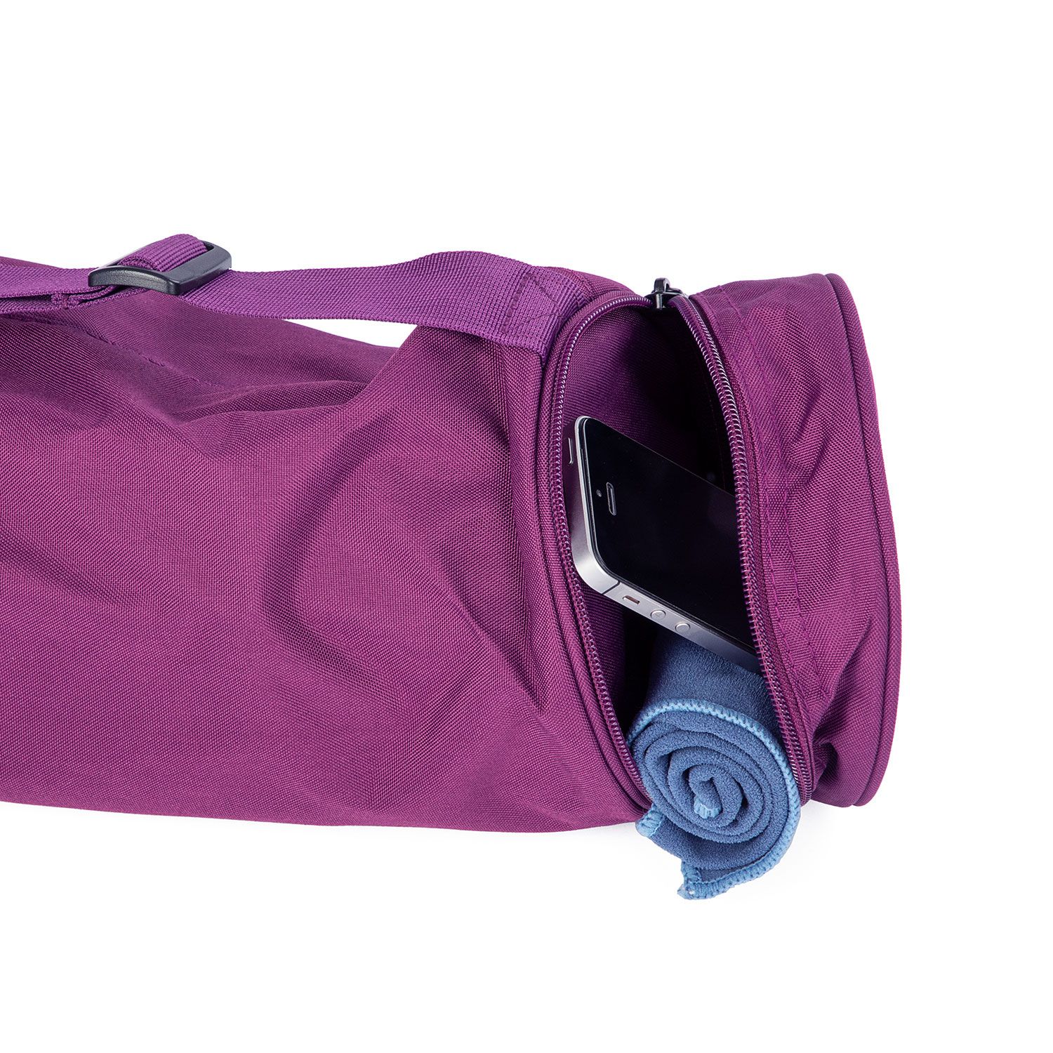 Sac zippé ouvert. Contient un smartphone et une serviette roulée.