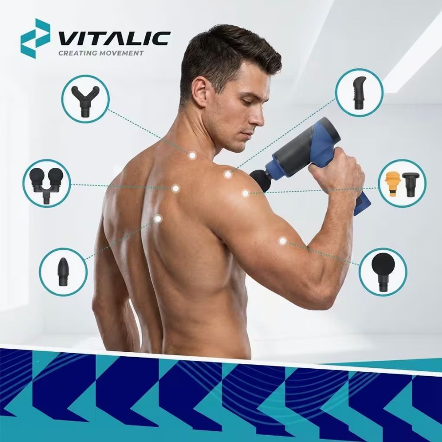 Pistolet de massage avec accessoires. Homme démontrant l'utilisation. Logo VITALIC en haut à gauche. Différents embouts autour de l'homme.