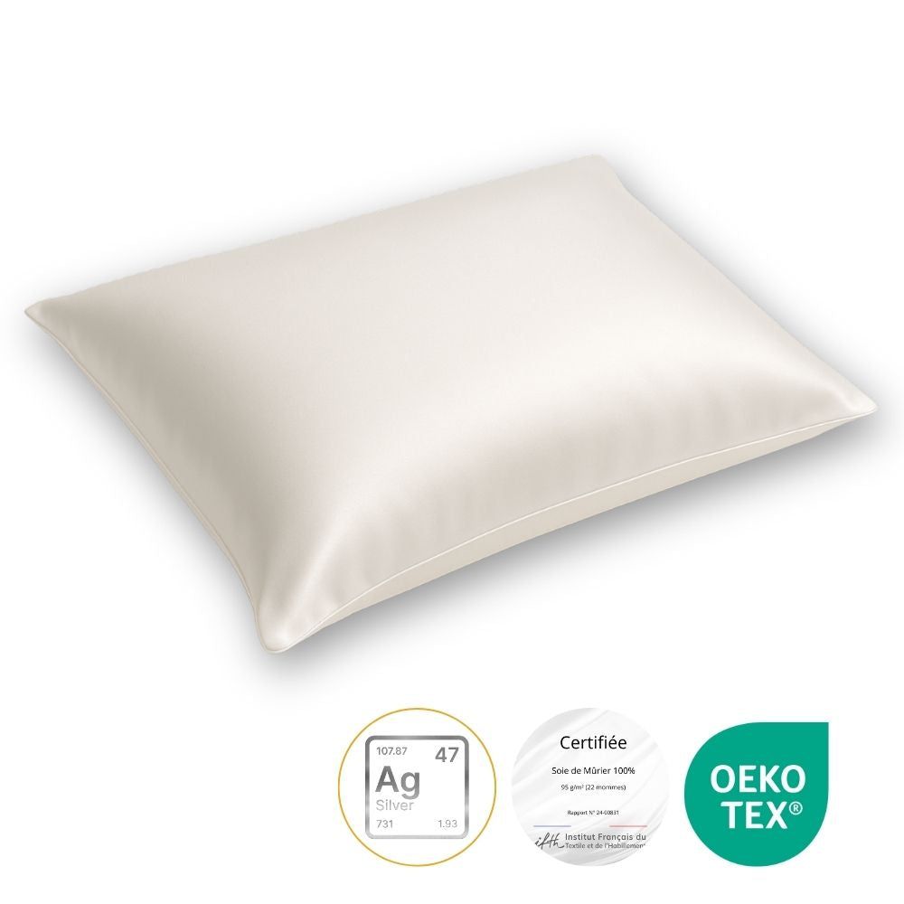 Wit kussen. Oeko-Tex-certificering, zilver- en andere certificeringslogo's. Zijden kussensloop.