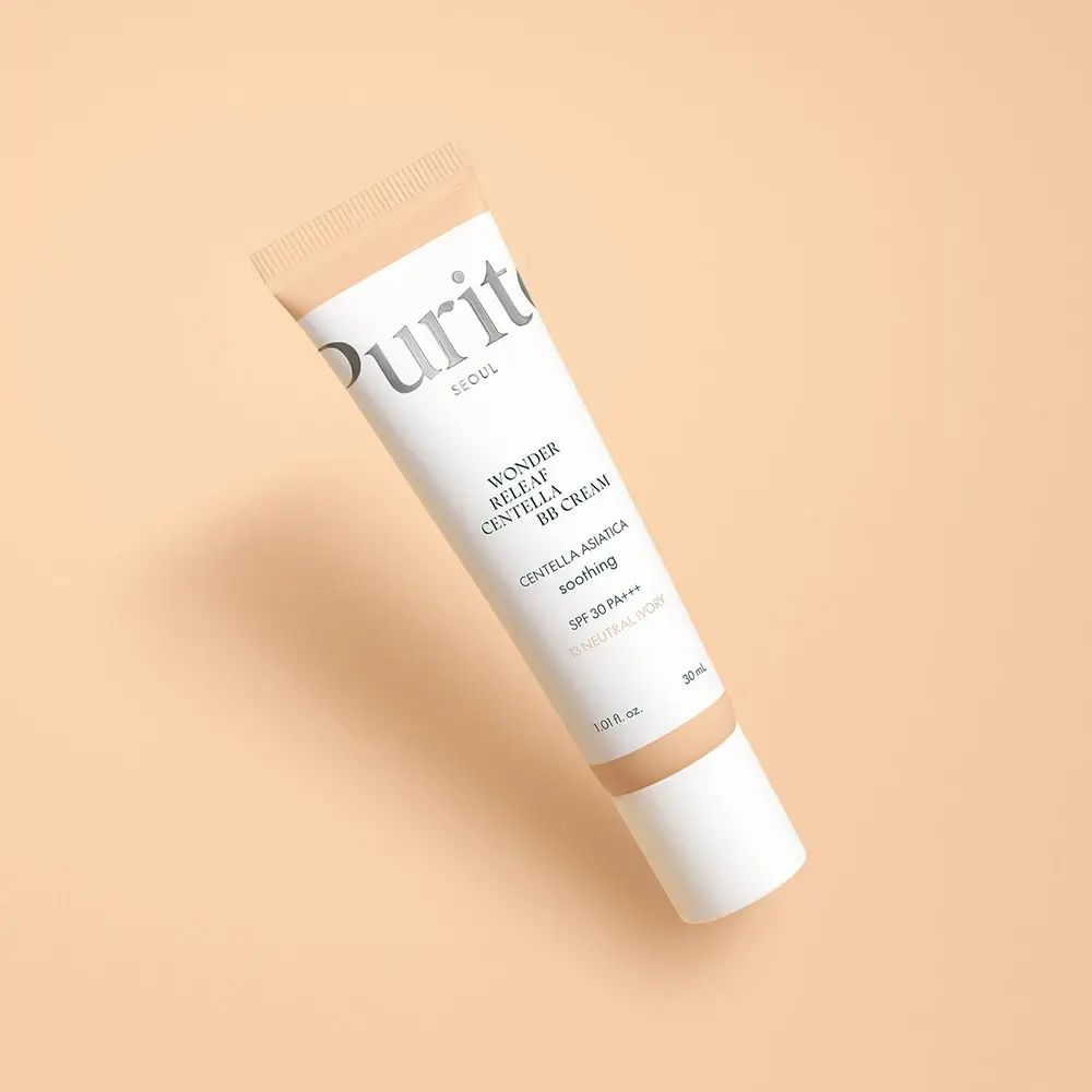 Tube BB-crème. Wit, met tekst. Tint: Neutraal ivoor. Bevat Centella Asiatica en SPF 30 PA+++. Op beige achtergrond.