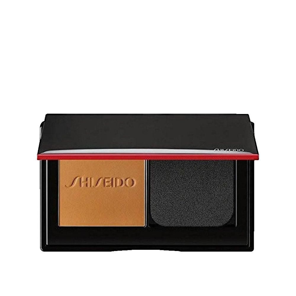 Compact poeder met spons. Zwarte behuizing met rode accenten. Merk Shiseido zichtbaar.