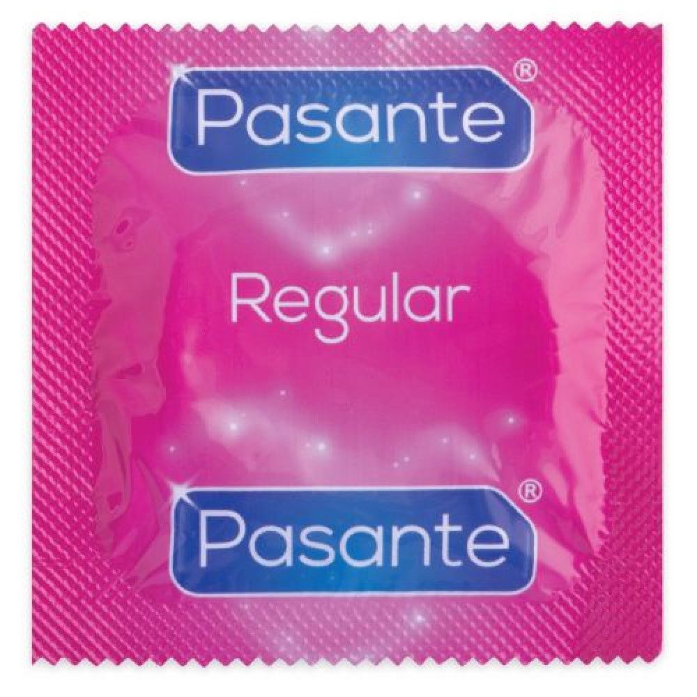Enkele condoom in roze verpakking. Merk: Pasante. Opschrift: Regular. Blauw logo.
